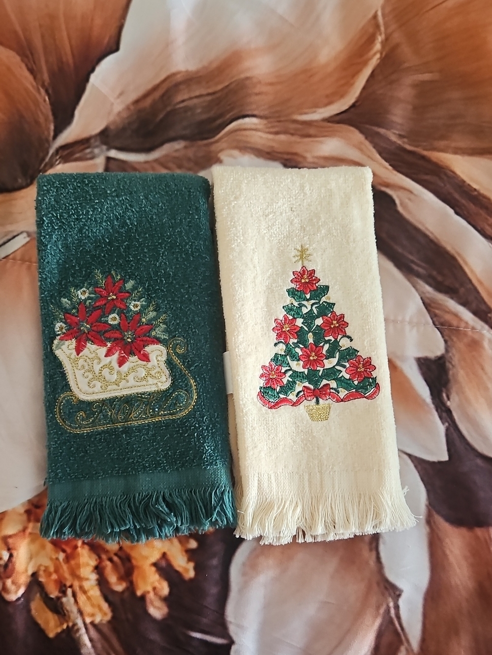 Set Of Fingertip Christmas Towels Green Sled White 🌲 Tree Fringe Ends
